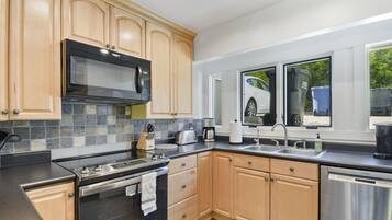 Deluxe Townhome | Private kitchen | Fridge, microwave, oven, stovetop