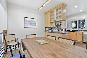 Maison en rangée Deluxe | Repas dans la chambre