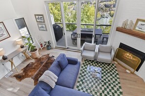 豪華聯排別墅 | 起居區 | 60-吋平面電視、有線頻道、壁爐