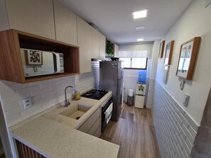 Maresia Beach | Cozinha privada | Geladeira, micro-ondas em uma área comum, cafeteira/chaleira