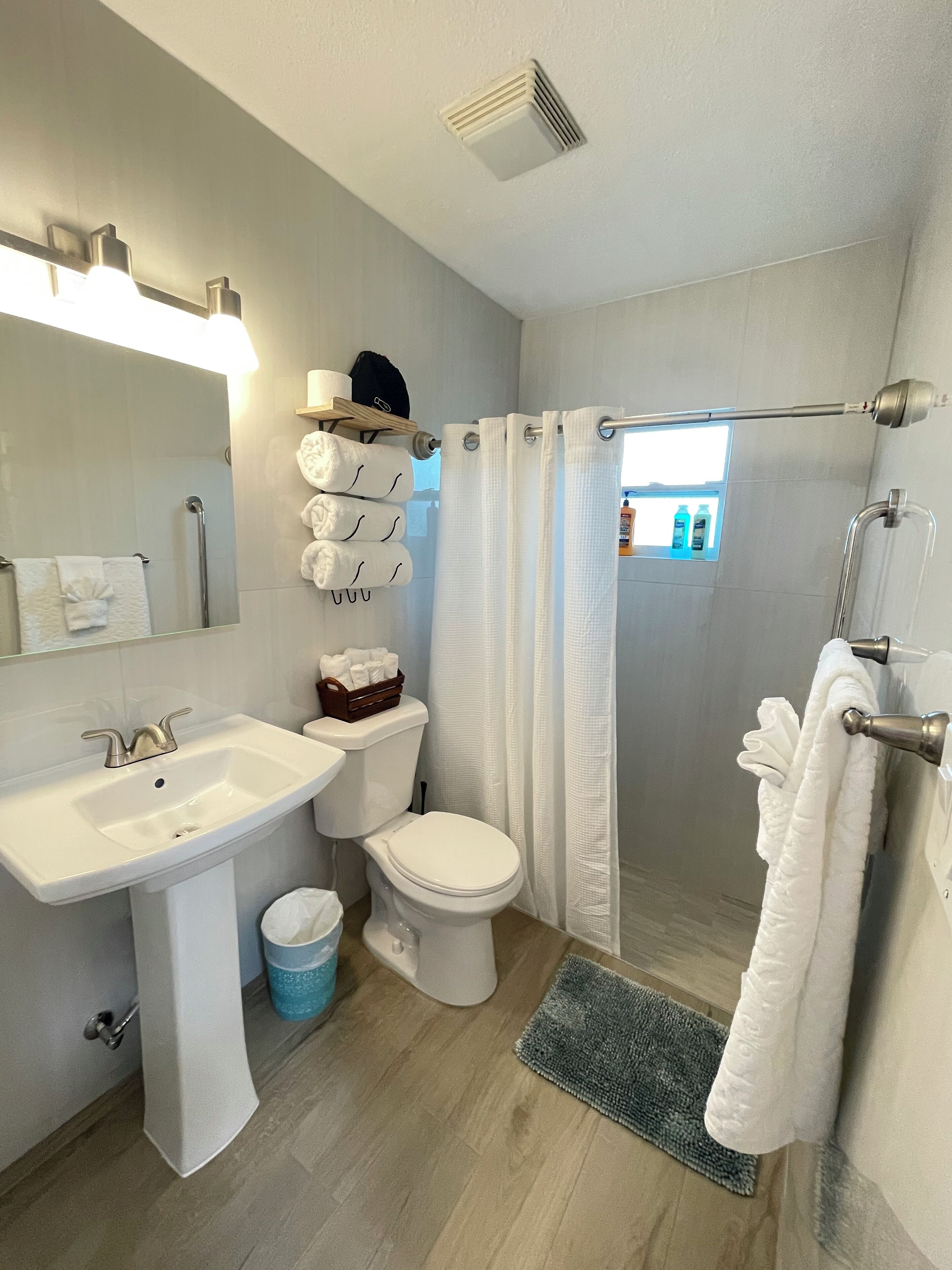 Badewanne, Haartrockner, Handtücher, Seife