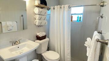 Badewanne, Haartrockner, Handtücher, Seife