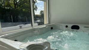 A hot tub with a window view of a tree-lined street. - Casa Belavista, seine view and jacuzzi (Connelles)