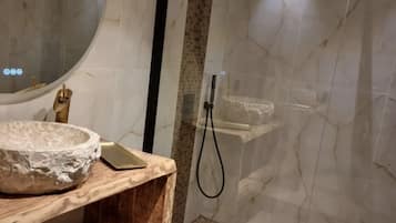 Shower, shampoo