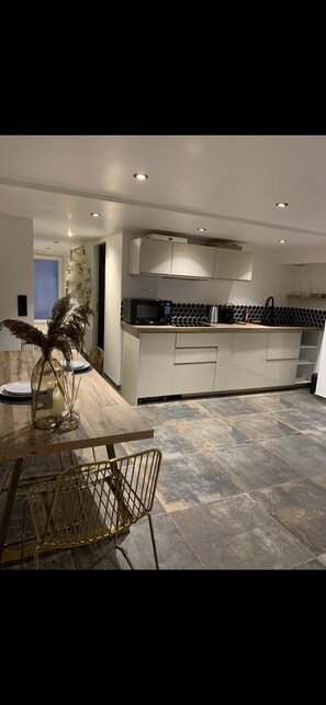 Kylskåp, mikrovågsugn, ugn och spishäll