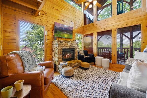 Smart TV, chimenea, videojuegos y futbolito 