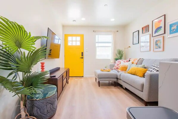 Smart TV, stereo - Casita Amarilla, Unique Tiny Home near Downtown SD w/ Private yard (San Diego)