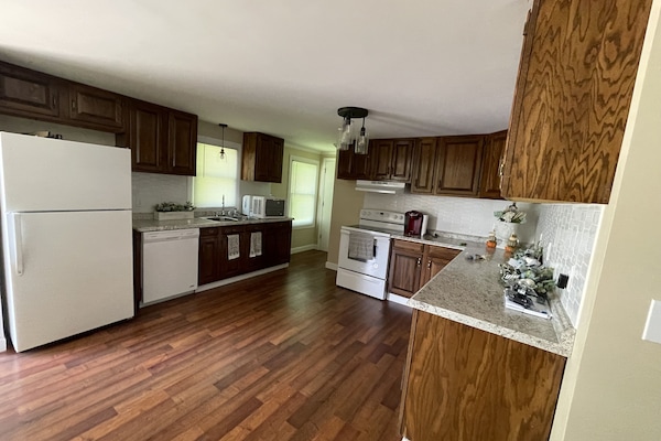 Een koelkast, een microgolfoven, een oven, een kookplaat