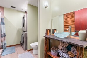 Douche, serviettes fournies, savon, papier toilette