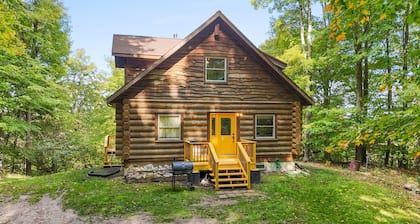 Luxe Log Chalet | Sauna, River, Fire, Kayaks/Tubes