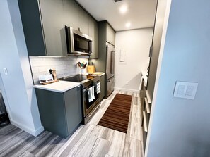 Frigorifero, microonde, forno, piano cottura