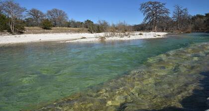Frio River House + Bunkhouse, Private Volleyball Pool, Pavilion, Riverfront!