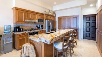 雪櫃、微波爐、焗爐、爐具