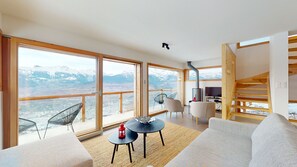 Tv, eldstad och dvd-spelare