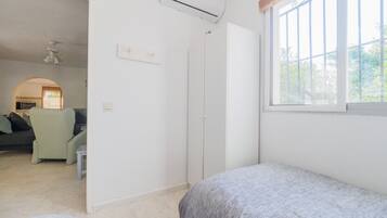 2 bedrooms, iron/ironing board, free WiFi, bed sheets