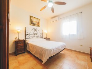 3 slaapkamers, een strijkplank/strijkijzer, gratis wifi, beddengoed