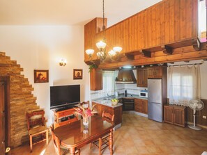 Een koelkast, een magnetron, een oven, een vaatwasser