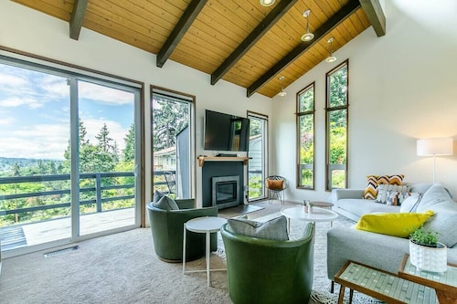 3 min to U of O w/ amazing views! Central to all!