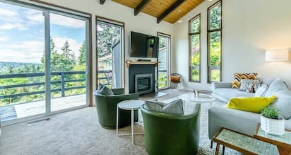 3 min to U of O w/ amazing views! Central to all!