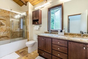 Hårføner, håndklær, såpe og toalettpapir