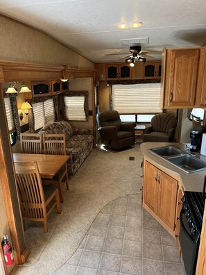 Interior - Lakeside 5th Wheel on beautiful Nelson Lake (Hayward)