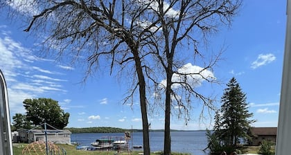 Lakeside 5th Wheel on beautiful Nelson Lake