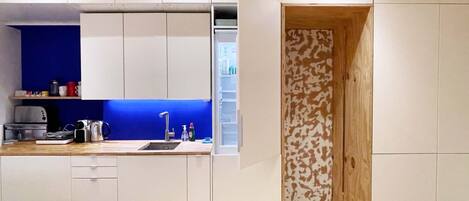 Kühlschrank, Mikrowelle, Ofen, Herdplatte