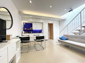 Smart-TV, bøker og stereoanlegg