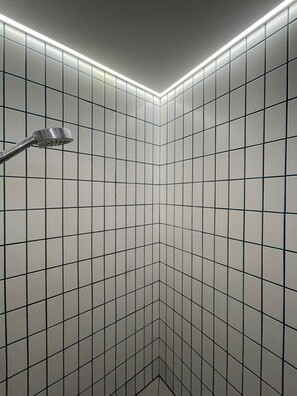 Shower, hair dryer, towels, soap - Architect designed split level 68sqm apartment close to kings cross (London)