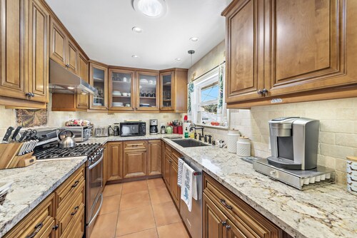 Cheerful 1Bedroom 1,000 Feet From the Ocean