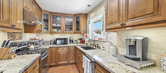 Cheerful 1Bedroom 1,000 Feet From the Ocean