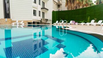 Hồ bơi trong nhà, hồ bơi ngoài trời phục vụ theo mùa, lều miễn phí