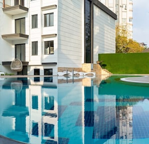 Alberca techada y alberca al aire libre por temporada