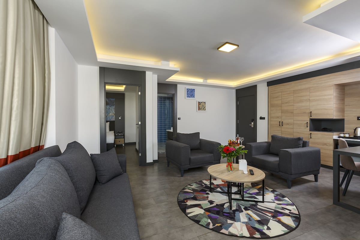 Suite Deluks, 1 Tempat Tidur King dengan tempat tidur Sofa, pemandangan kota, sudut | 1 kamar tidur, seprai premium, minibar, dan meja kerja