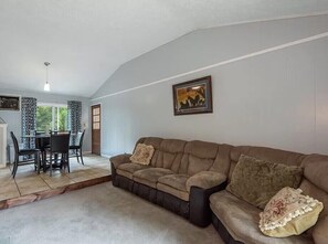 Smart TV, music library, stereo, offices