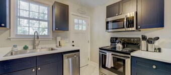 Quaint and Updated Columbian Cottage: Sleeps four!