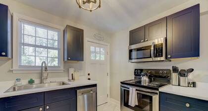 Quaint and Updated Columbian Cottage: Sleeps four!