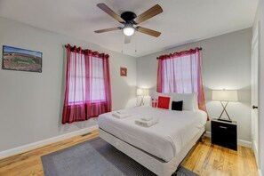 2 Schlafzimmer, Schreibtisch, Bügeleisen/Bügelbrett, Reisekinderbett