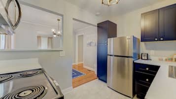 Een koelkast, een microgolfoven, een oven, een kookplaat