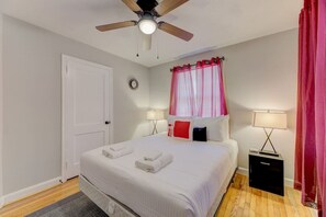 2 makuuhuonetta, työpöytä, silitysrauta/-lauta, vauvan matkasänky