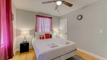 2 habitaciones, escritorio y tabla de planchar con plancha