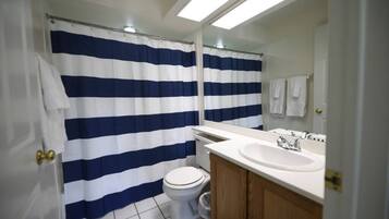 Baignoire, sĂšche-cheveux, serviettes fournies, savon