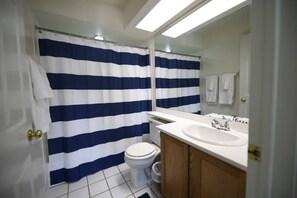 Baignoire, sĂšche-cheveux, serviettes fournies, savon