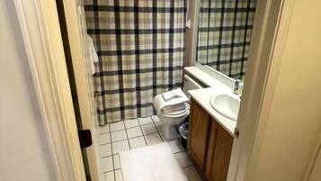 Baignoire, sĂšche-cheveux, serviettes fournies, savon