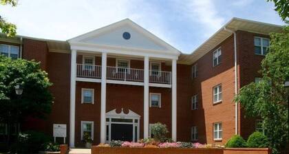 Well Equipped 2BD/2BA Residence Near Downtown