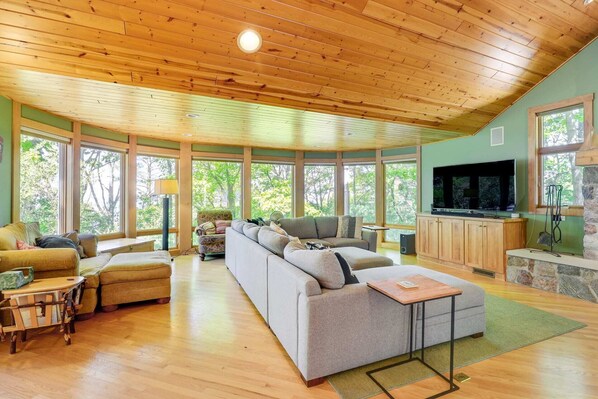 Smart TV, fireplace, books, computer monitors