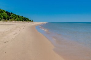 Playa en los alrededores, camastros y toallas de playa 