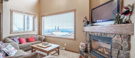 Dúplex, 4 habitaciones, vista a la montaña, junto a la pista de ski (4 Bedrooms) | Área de sala de estar | Televisión, chimenea, consola de videojuegos y Netflix