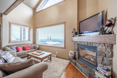 Duplex, 4 Bedrooms, Mountain View, Slope side (4 Bedrooms) | Living area. Trapper's Lodge 4 Bd W/great View, Private Hot Tub