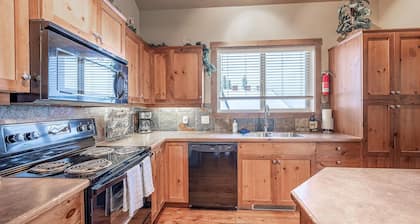 Trapper's Lodge 4 Bd W/great View, Private Hot Tub